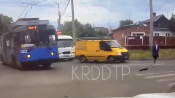 Появилось видео с моментом ДТП в Краснодаре, где троллейбус насмерть сбил девочку