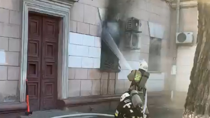 За три часа там бы всё сгорело: в Волгограде жители «дома с вазами» подозревают, что квартиру соседа могли поджечь