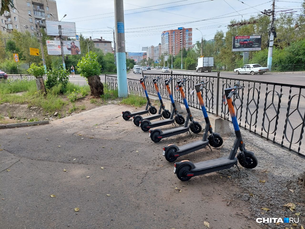 Чита снять. Электросамокаты на улице. Домашний самокат. Горки для самокатов на улице. Женщина на самокате.