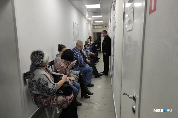Две Подружки Ждут Своей Очереди Две Подружки Ждут Своей Очереди