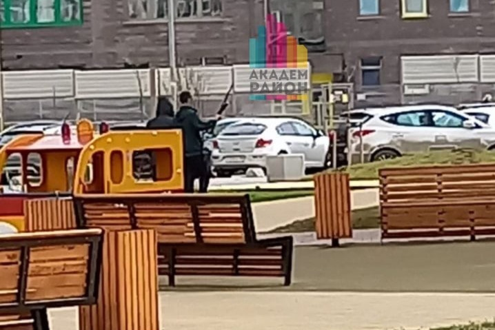 С ружьем наперевес: на детской площадке в Академическом районе заметили вооруженных мужчин