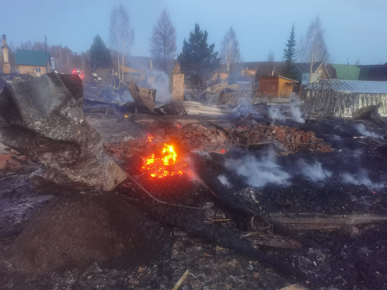 После мощного пожара в Верхней Пышме, где горели десятки домов, нашли тело женщины