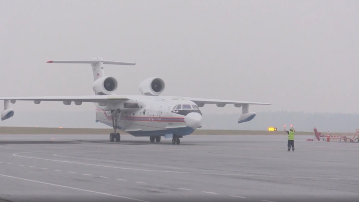 Для борьбы с пожарами в Югру прилетел самолет-амфибия МЧС России
