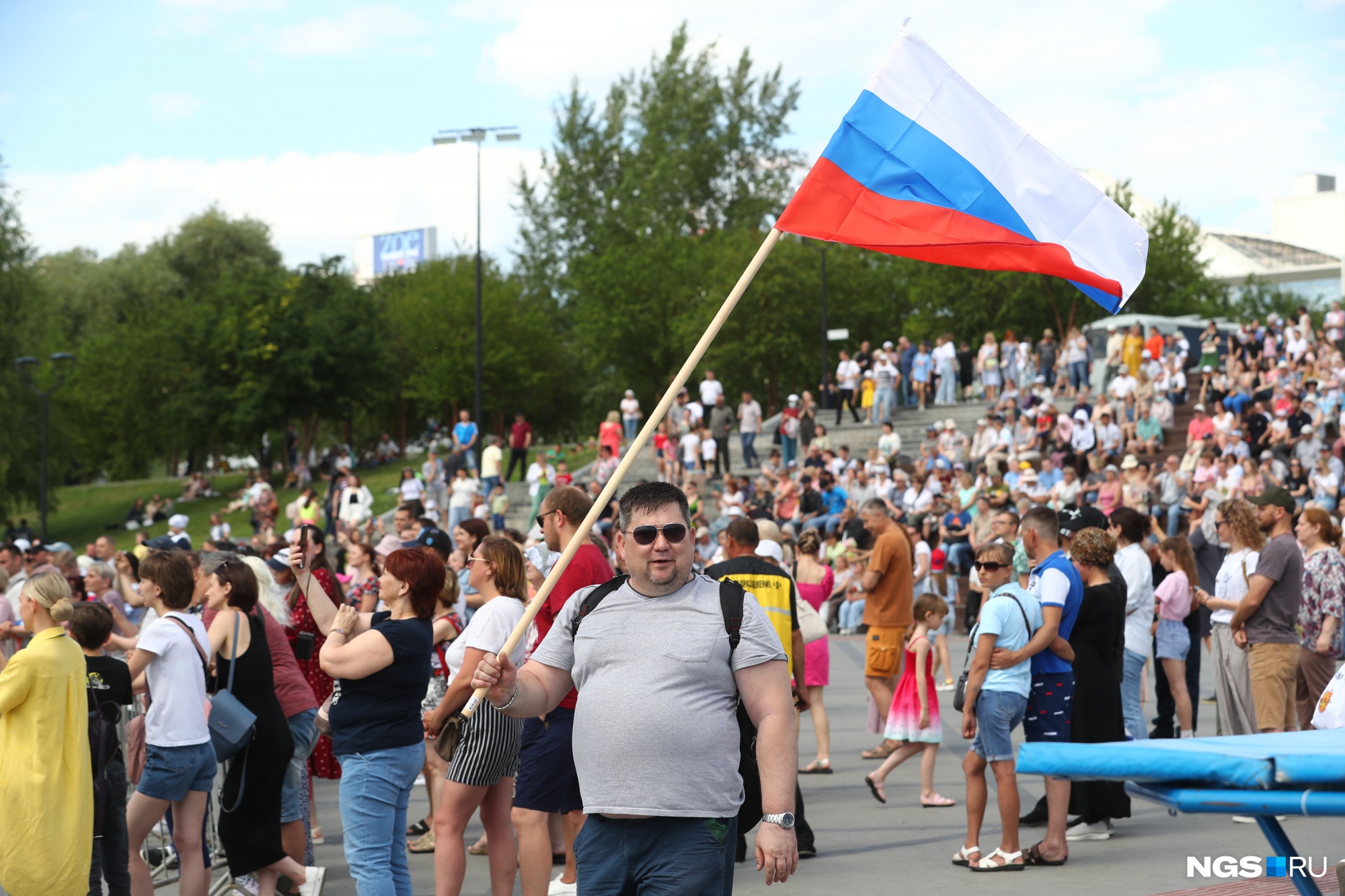 Народные пляски и море триколоров — как Новосибирск отмечает День России (12 фото)