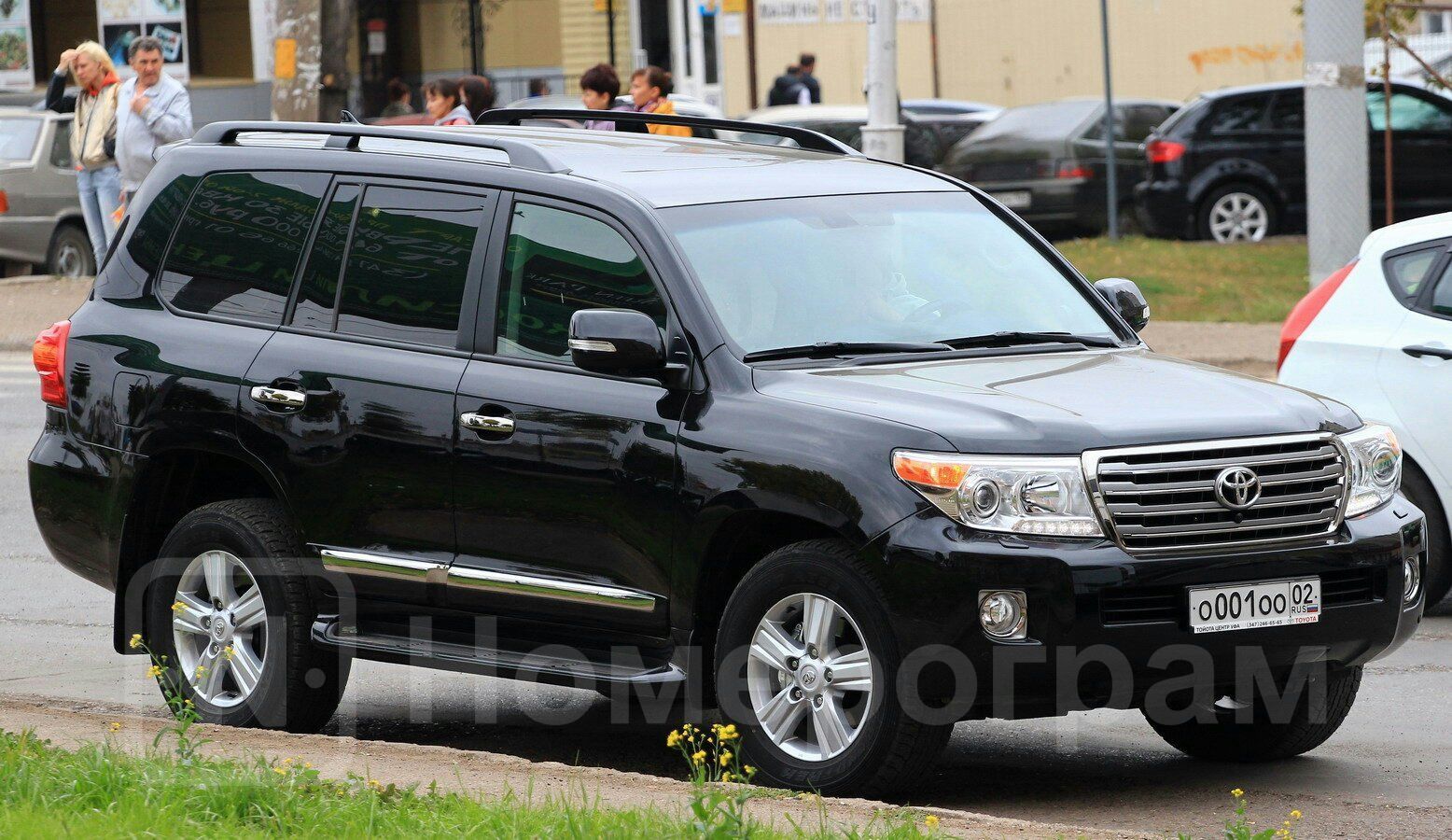 А вот Land Cruiser 200, которую, кажется, пока продавать не планируют А вот Land Cruiser 200, которую, кажется, пока продавать не планируют