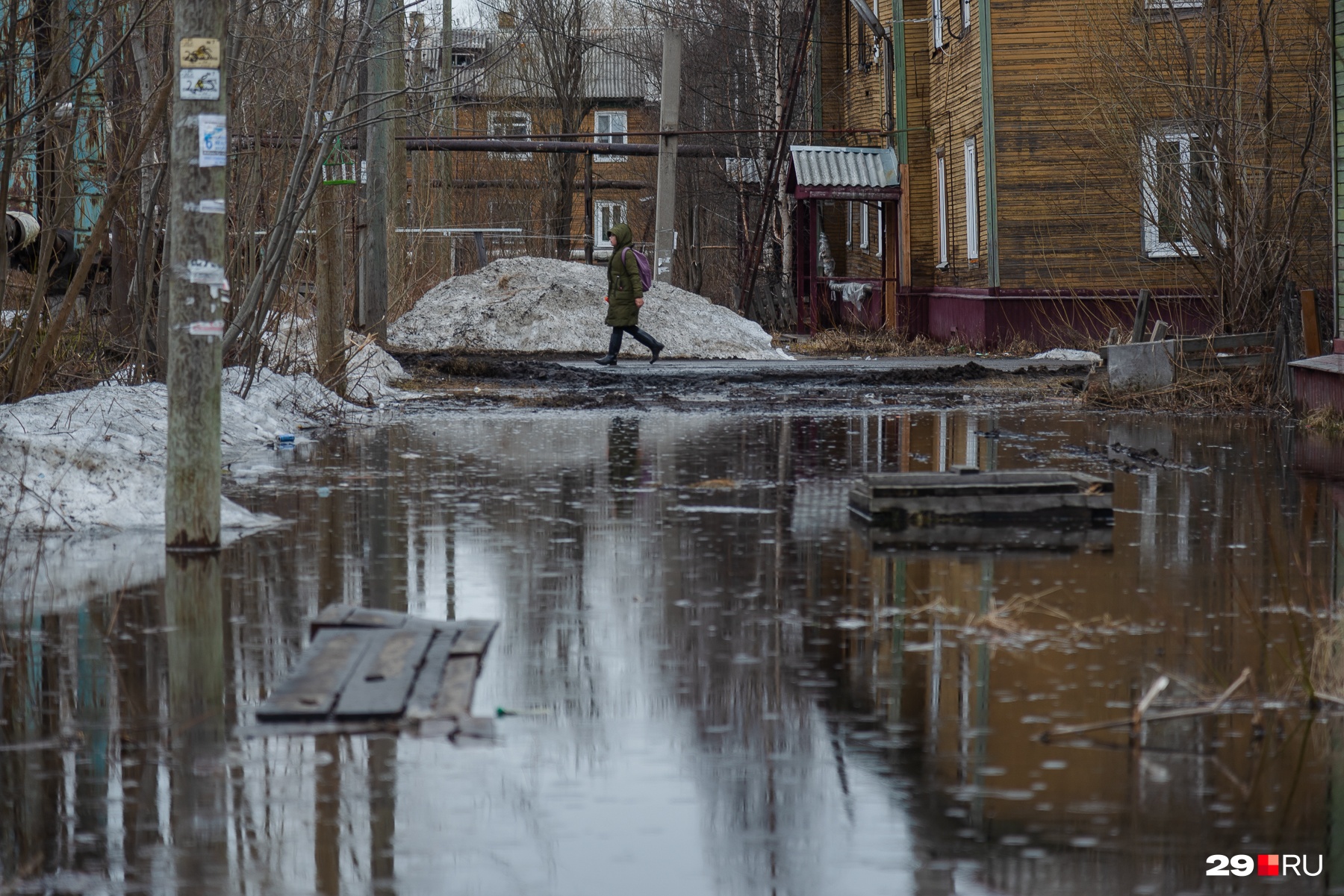 Во дворах из-под воды видны канализационные колодцы. Но не везде — можно ненароком упасть в открытый Во дворах из-под воды видны канализационные колодцы. Но не везде — можно ненароком упасть в открытый