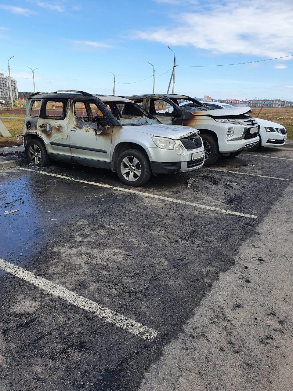 Мужчина в черном сжег две машины в Янино. Очевидцы с огнетушителем пытались  их спасти, но было поздно | 25.04.2022 | Санкт-Петербург - БезФормата