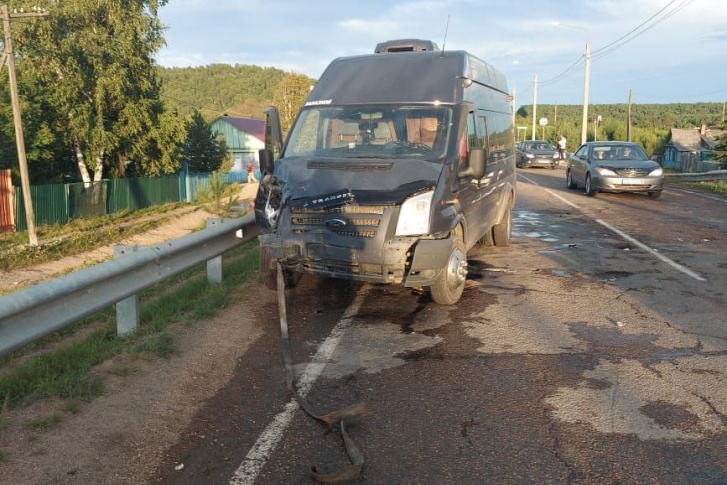 Микроавтобус столкнулся с легковушкой на Байкальском тракте