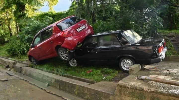 В Сочи начались выплаты автомобилистам, чьи машины пострадали в июльской стихии на курорте
