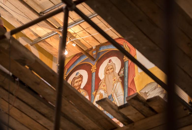 На стенах собора уже появились лики православных святых