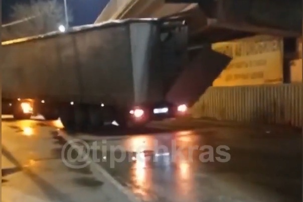 Фура уехала, а дверь осталась Фура уехала, а дверь осталась