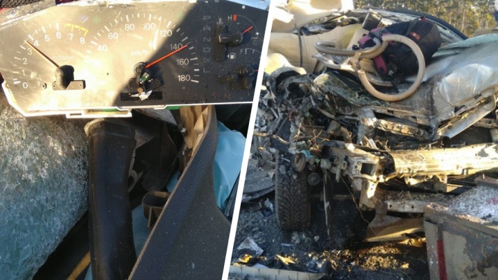 Водитель Mitsubishi насмерть разбился на тюменской трассе, врезавшись в припаркованный большегруз