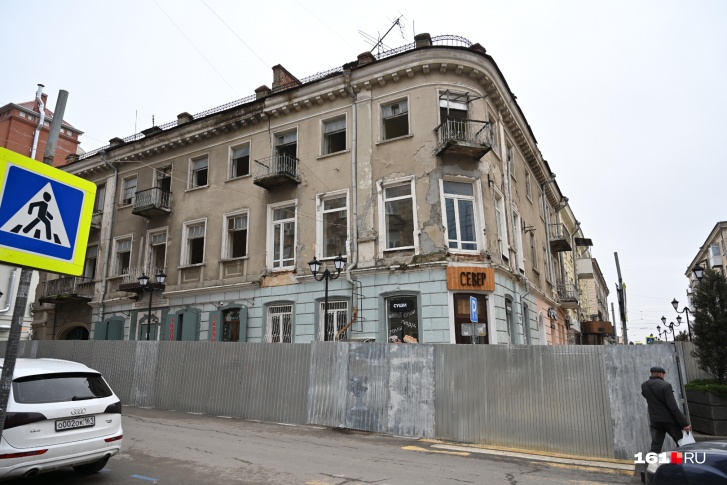 Второй дом ансамбля уже снесен Второй дом ансамбля уже снесен