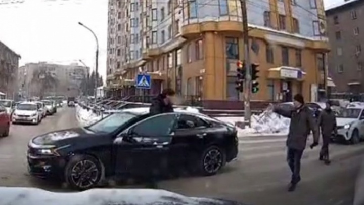 В Новосибирске объявили в розыск пешехода, который напал с револьвером на шоумена Антона Седова