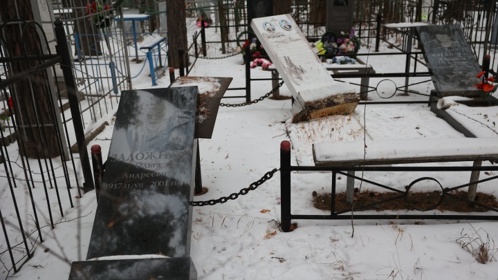На Митрофановском кладбище сломали десятки надгробий
