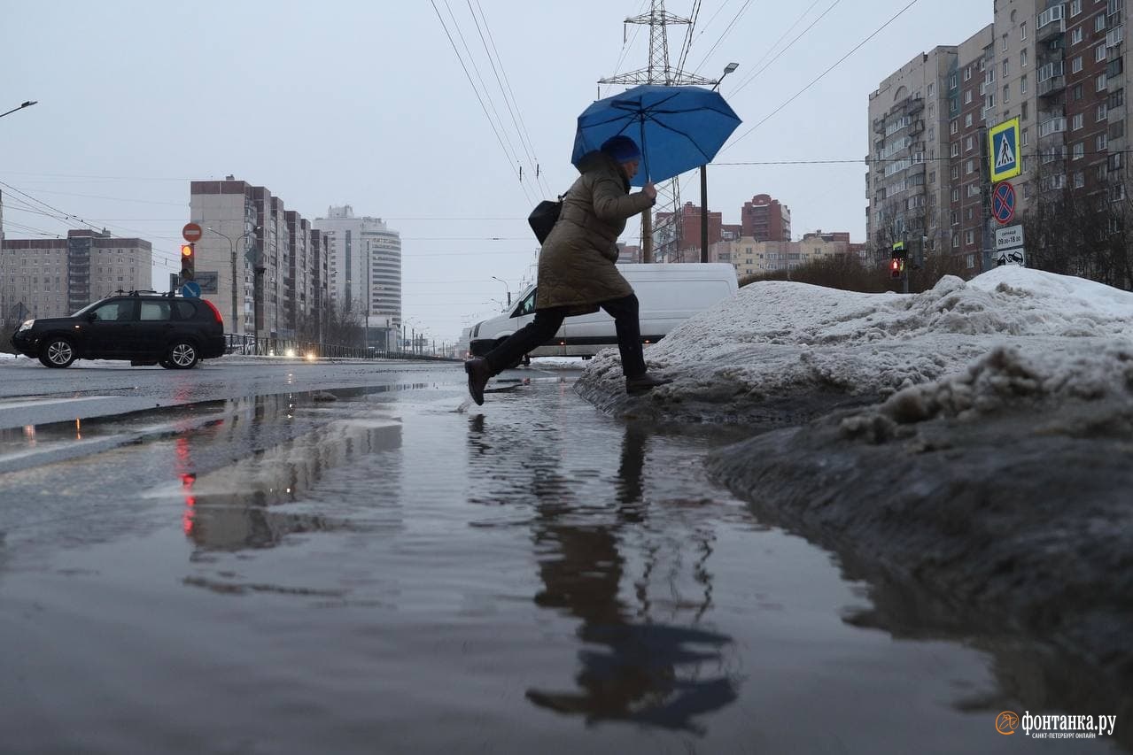 Пешеходы по лужам. Лужа в городе. Лужи СПБ. Лужи в России.