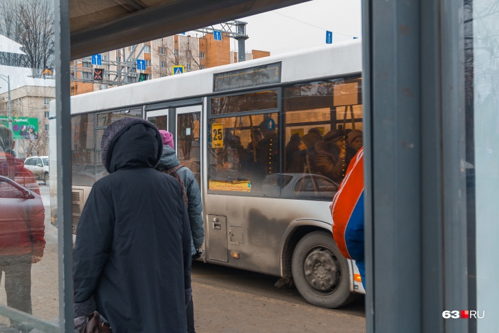 Раньше пассажиров пускали в автобусы через все двери