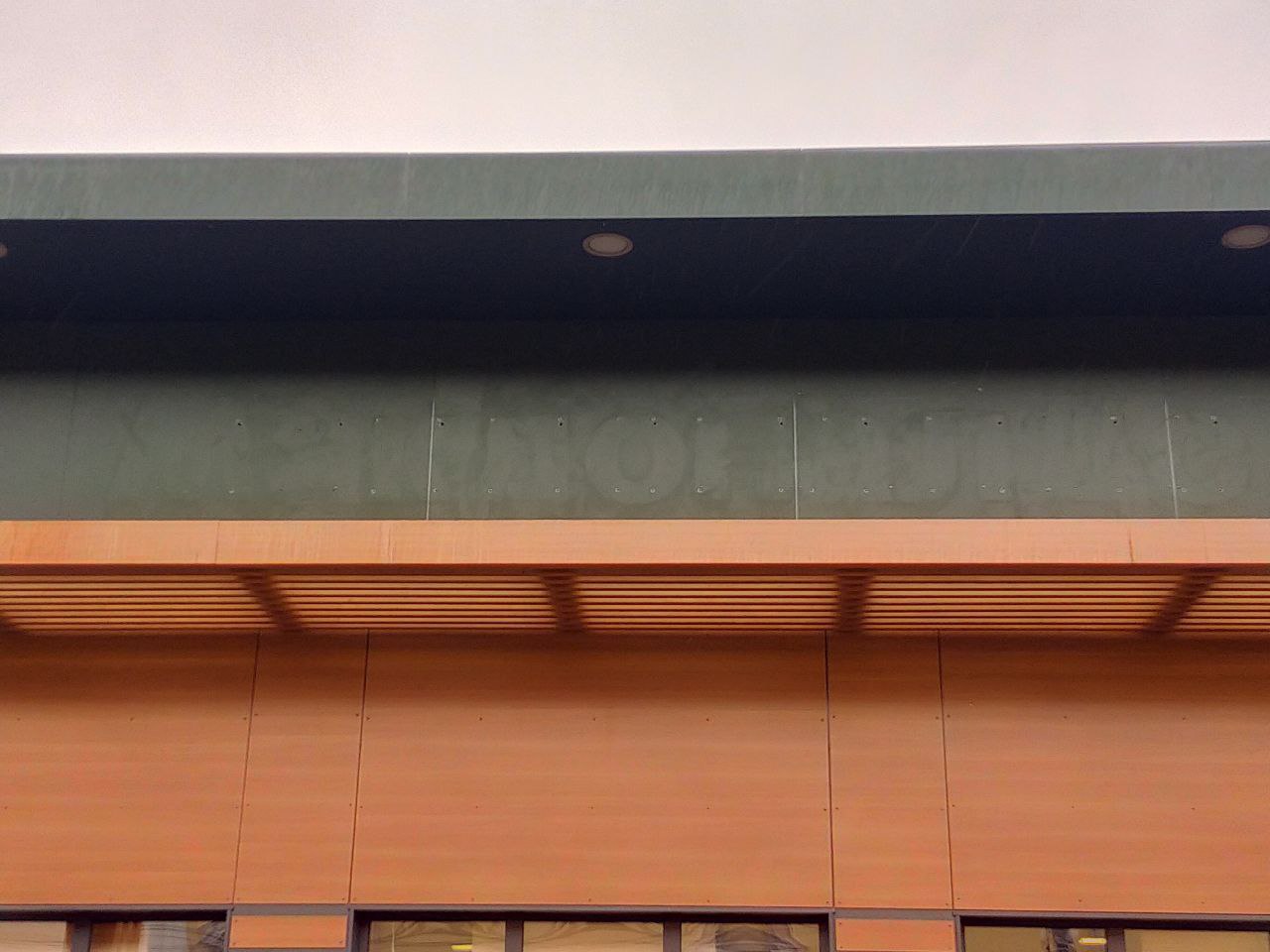 «Макдоналдс» отпечатался на стене здания