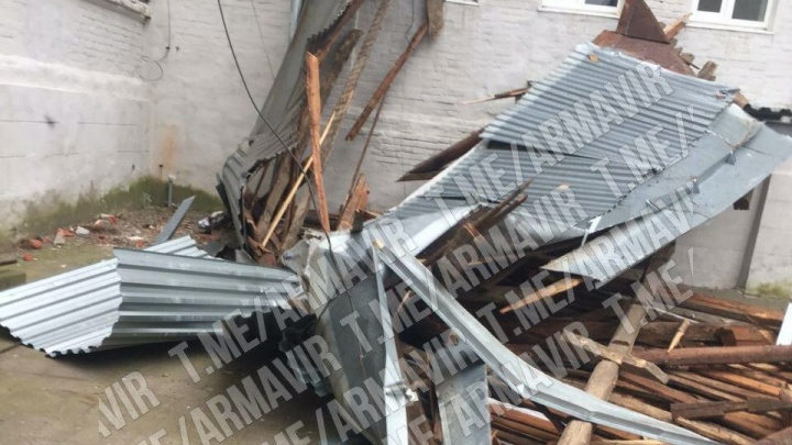 В Армавире и Тихорецком районе ветер снес крыши школ