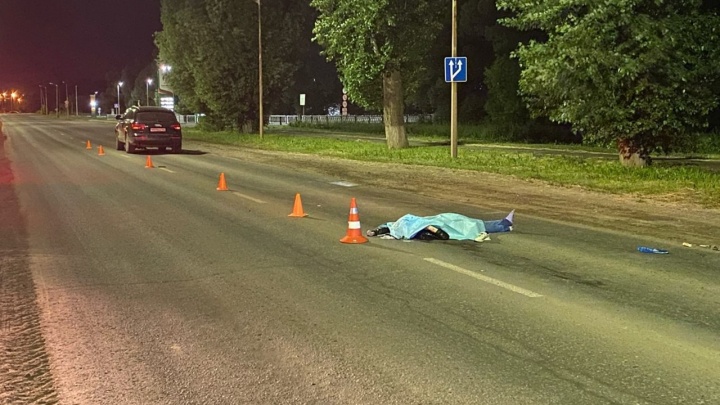В Татарстане водитель Audi сбил мать с ребенком. Женщина погибла