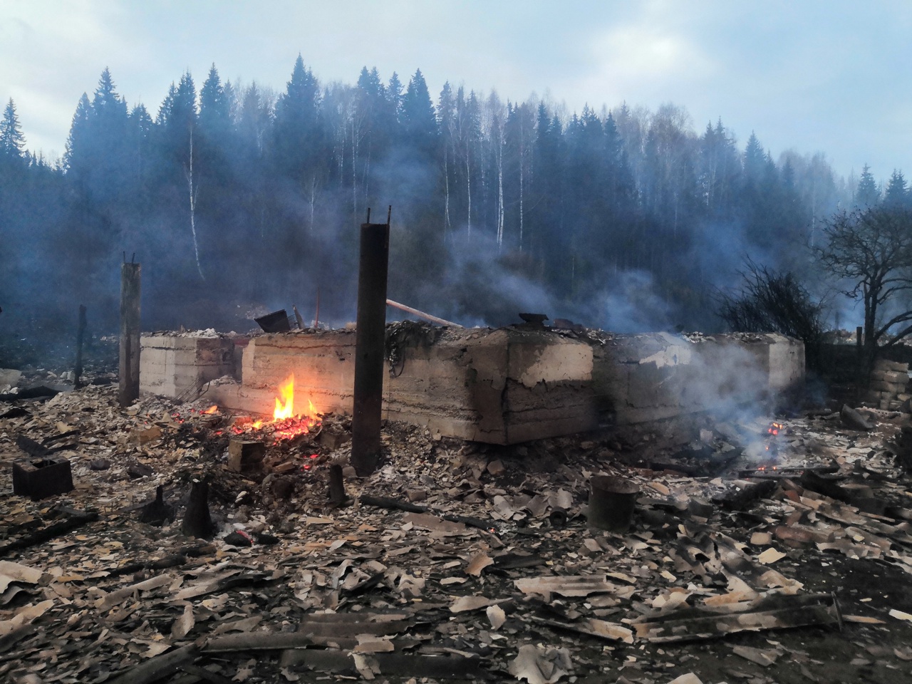 Пожар тушили около трех часов Пожар тушили около трех часов