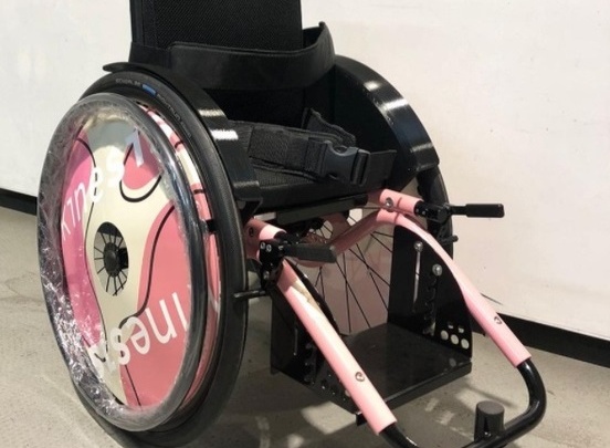 «Вот такой подарок на день инвалидов»: маленькой челябинке с редкой болезнью испортили коляску за 200 тысяч при транспортировке СДЭК