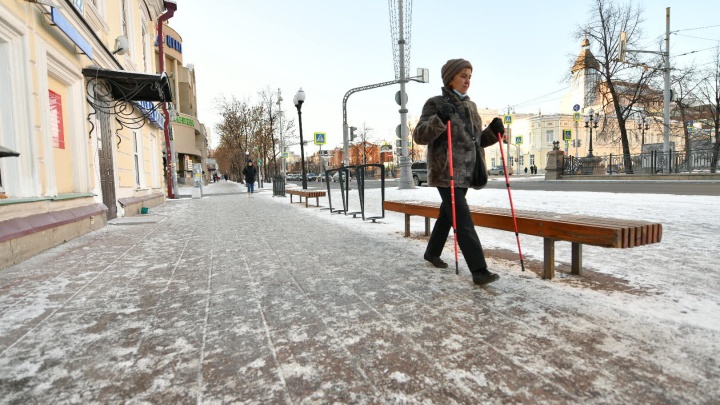 Зато не грязно: мэр Екатеринбурга объяснил, почему городские тротуары превратились в каток
