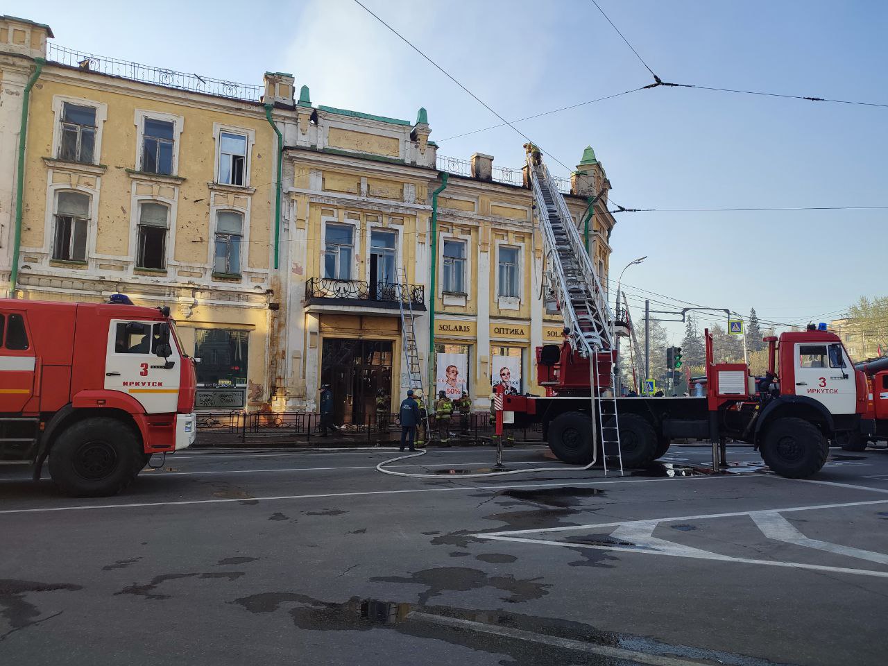 Пожарные ликвидировали последствия пожара в ТЮЗе в Иркутске