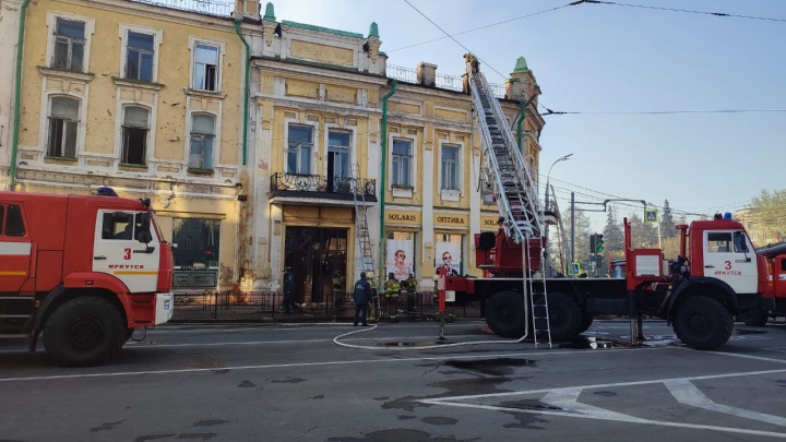 Пожарные закончили работу в здании ТЮЗа в Иркутске спустя почти сутки после начала пожара