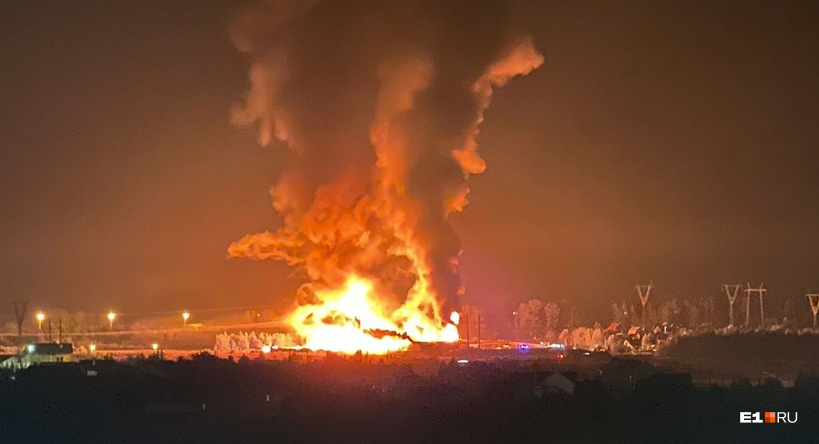 «Огонь быстро распространяется»: в районе Академического не утихает мощный пожар