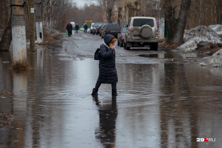 Резиновые сапоги весной нужны и в центре Архангельска, но на Гидролизном без них действительно не выйти на улицу Резиновые сапоги весной нужны и в центре Архангельска, но на Гидролизном без них действительно не выйти на улицу