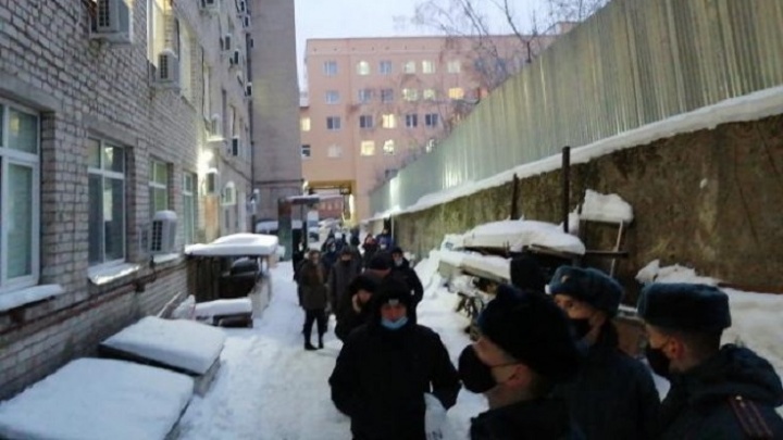 «Стыд и позор!» В Екатеринбурге в поликлинику выстроилась очередь из полицейских