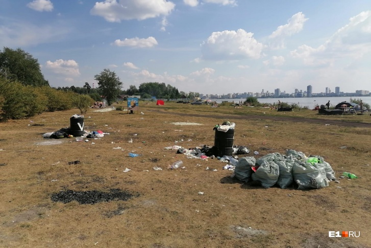 Бочки для мусора переполнены, а отходы в пакетах начинают гнить Бочки для мусора переполнены, а отходы в пакетах начинают гнить