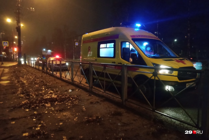 На место аварии приехала скорая помощь, пострадавшего доставили в медучреждение На место аварии приехала скорая помощь, пострадавшего доставили в медучреждение