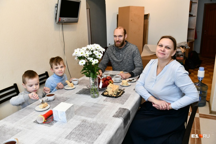 Семья Кистол уже обустраивается в новой квартире Семья Кистол уже обустраивается в новой квартире