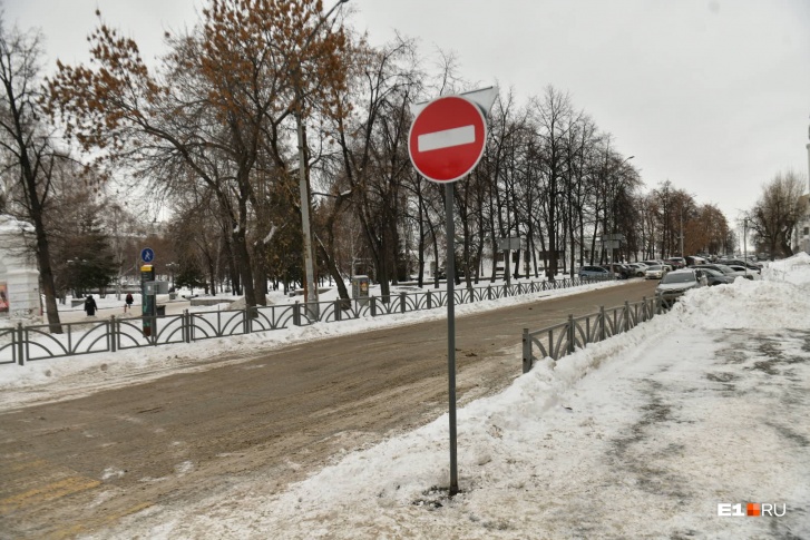Знак 3.1 «Въезд запрещен» (при повороте на Горького с улицы Малышева) замечают далеко не все