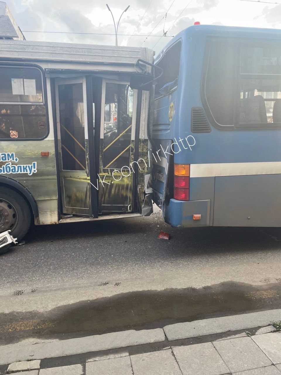Троллейбус въехал в автобус на улице Ленина в Иркутске