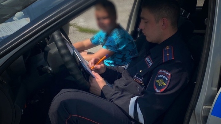 В Кузбассе 10-летний мальчик катался на машине по улицам поселка. Наказание за это понесет его дед