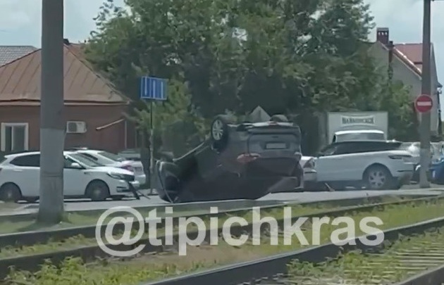 В Краснодаре после аварии на улице Каляева перевернулась машина