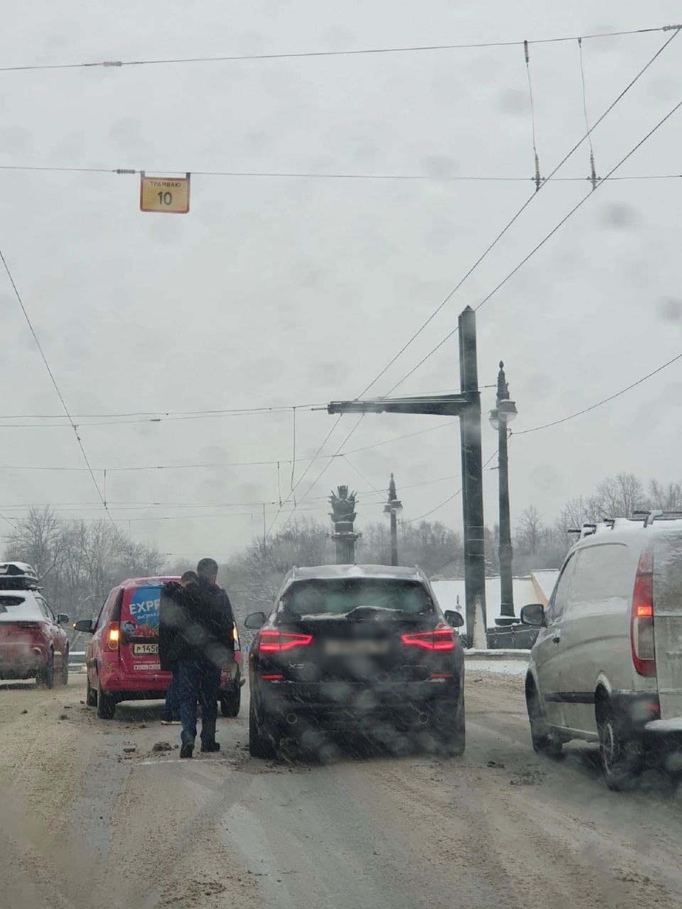 Тихий снегопад собирает аварии и пробки в Петербурге. Машины «паркуются»  прямо в сугробы | 09.01.2022 | Санкт-Петербург - БезФормата