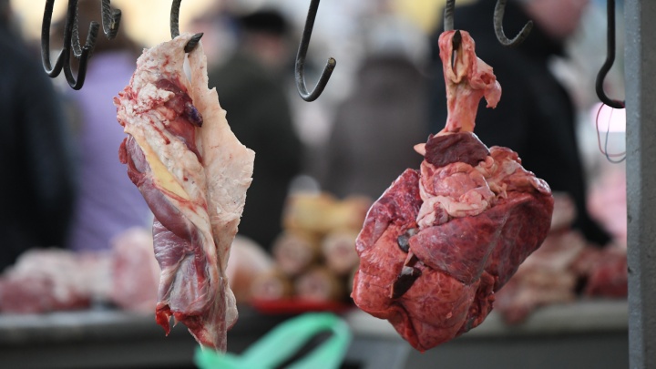 На стихийных рынках Екатеринбурга нашли подозрительное мясо. Его отправили в топку