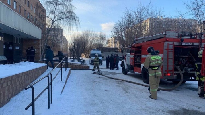 В Красноярске загорелся ковидный госпиталь. Пострадали пятеро