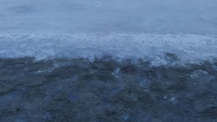В Екатеринбурге засыпали песком лед стадиона, где тренируются хоккеисты