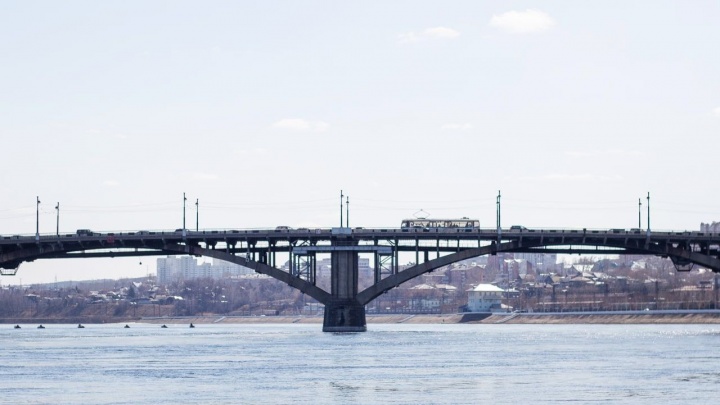 Мужчина сорвался с Глазковского моста в Иркутске. Это уже второй случай, который попал на онлайн-камеры