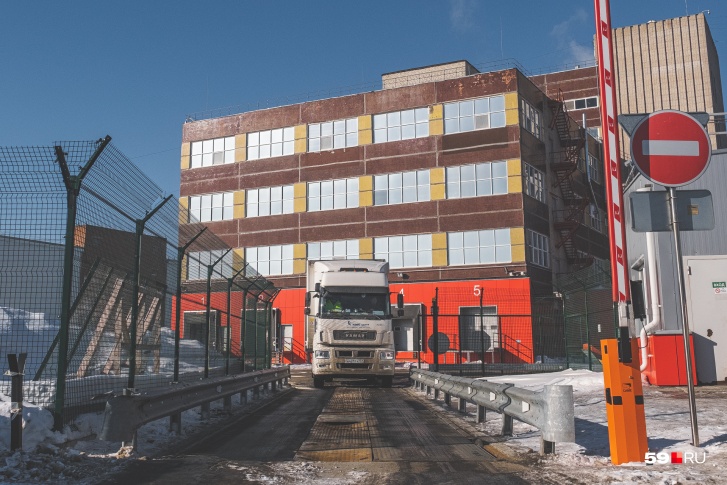 В Прикамье немало крупных предприятий, некоторые из них входят в международные холдинги (на фото — здание фабрики Nestle) В Прикамье немало крупных предприятий, некоторые из них входят в международные холдинги (на фото — здание фабрики Nestle)
