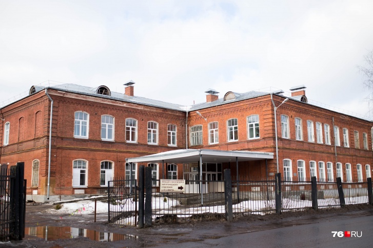 В Ярославле родные ковид-пациентов больницы Семашко пожаловались на плохую организацию передачек В Ярославле родные ковид-пациентов больницы Семашко пожаловались на плохую организацию передачек