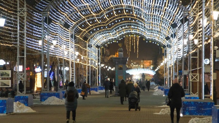 На главной улице Челябинска зажгли новогоднюю иллюминацию. Смотрим, как украсили центр города