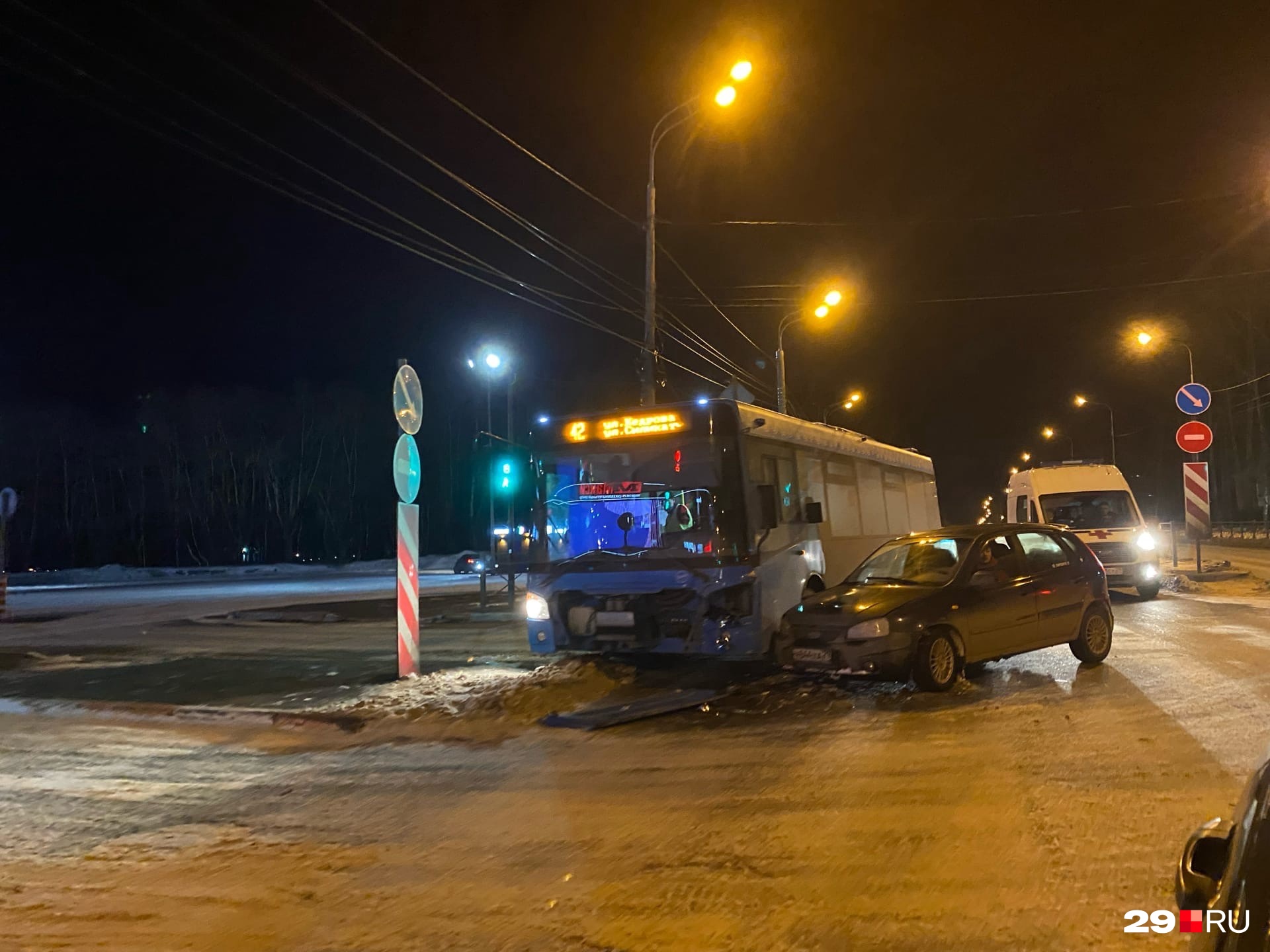 Ремонтировать автобусы тоже накладно, особенно после подобных ДТП Ремонтировать автобусы тоже накладно, особенно после подобных ДТП