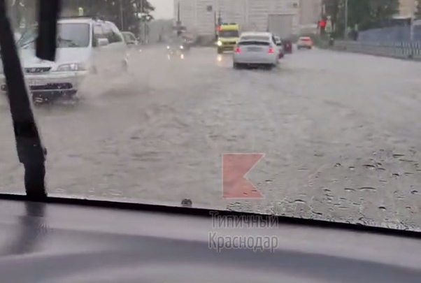 В Краснодаре после утреннего дождя затопило несколько улиц