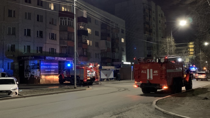 Пожар в многоэтажке на Чехова в Сургуте: огонь уничтожил мусоропровод